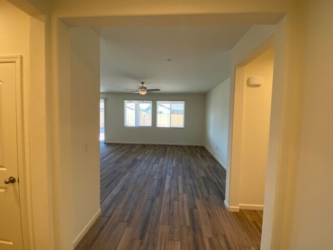 Foto del edificio - Gorgeous NEWER home between Tulare and Vis...