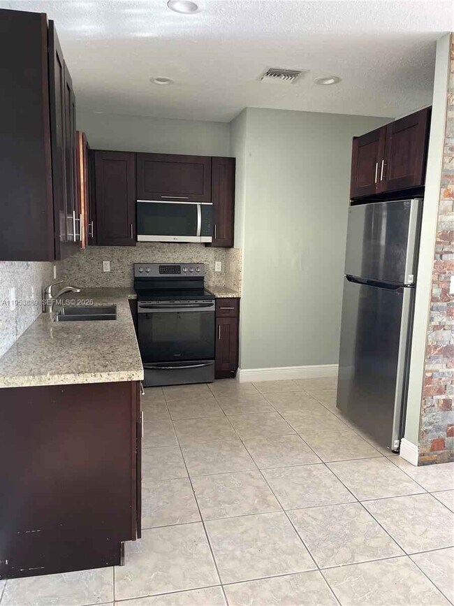 Foto del edificio - 601 NW 97th St