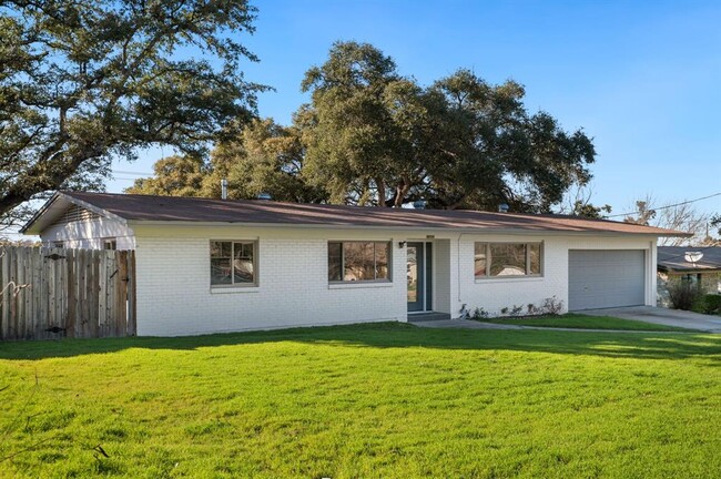 Building Photo - 11800 N Oaks Dr