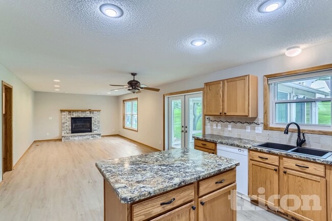 Building Photo - 2202 Marilyn Ave