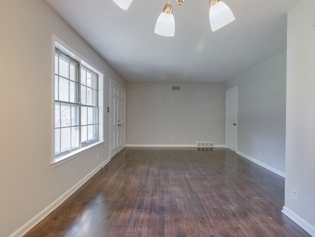 Building Photo - Renovated Home in a Quiet Neighborhood