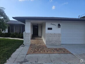 Building Photo - 4931 Pompano Dr