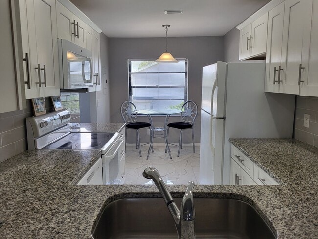 Building Photo - Updated Condo~2 Beds/2Baths~Screened in Ba...