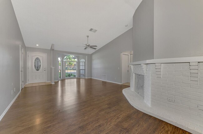 Foto del edificio - STUNNING 3 BEDROOM, 2 BATHROOM, 2 CAR GARAGE HOME LOCATED IN THE HIGHLY SOUGHT AFTER BRIARWOOD CO...