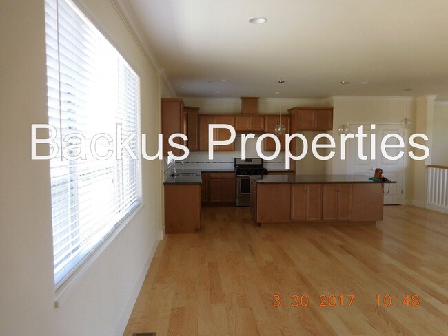 Building Photo - Wonderful townhouse in downtown Hollisster