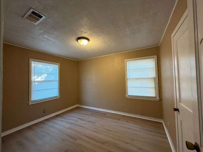 Building Photo - Great 2/1!