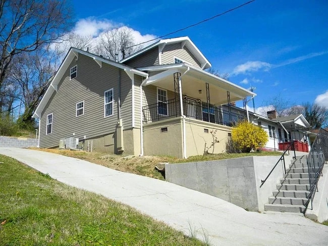 Building Photo - 1305 Moses Ave