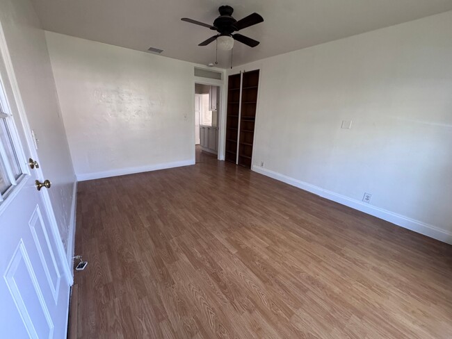 Foto del edificio - 16732 E Main St