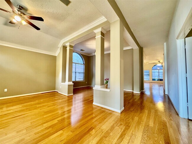 Foto del edificio - 1215 Wood Haven Ct