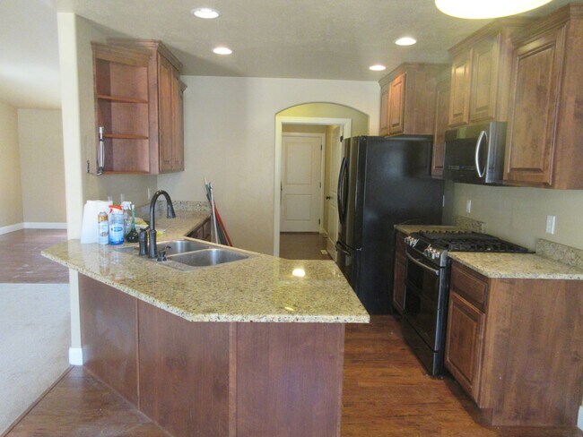 Building Photo - 5 bedroom, 3 bath Single Family Home