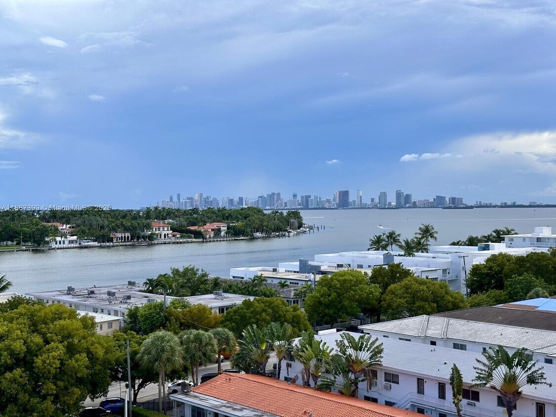 Primary Photo - 6900 Bay Dr