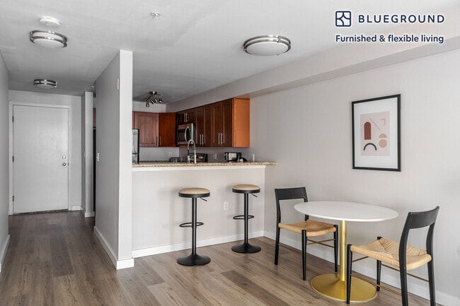 Building Photo - 526 Yale Ave N