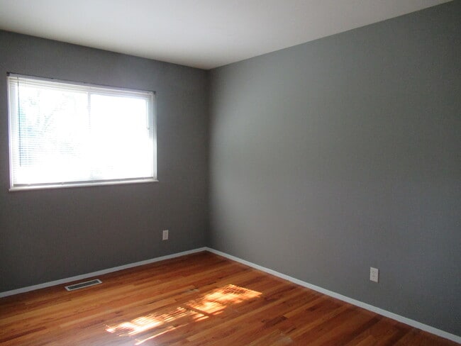 Building Photo - 4863 Vermilion Dr