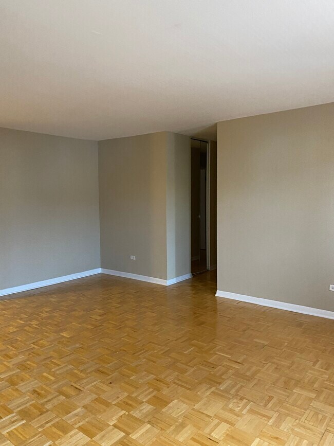 Building Photo - 1136 Greenleaf Ave