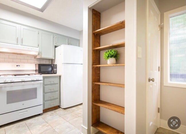 Foto del edificio - 1749 Beechwood Cir S