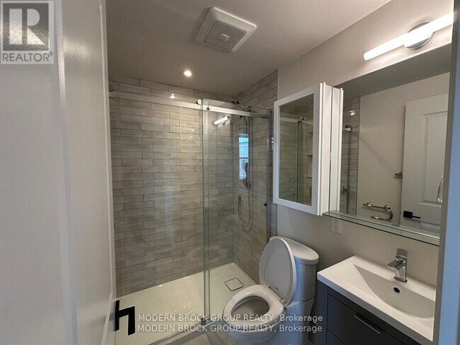 Photo du bâtiment - 5 Clothier St W