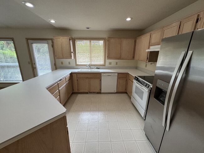 Foto del edificio - *Half-Off Third Months Rent* Spacious Single-level Home in Newer Milwaukie Neighborhood