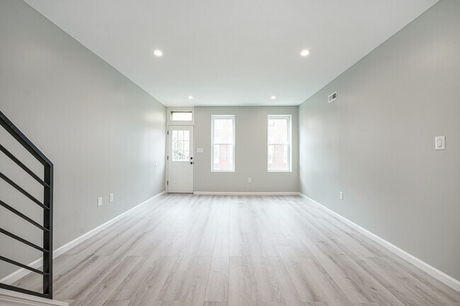 Building Photo - 333 Daly St