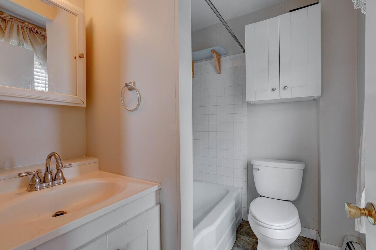 122 Lowell St, Peabody, MA 01960 Condo for Rent in Peabody, MA