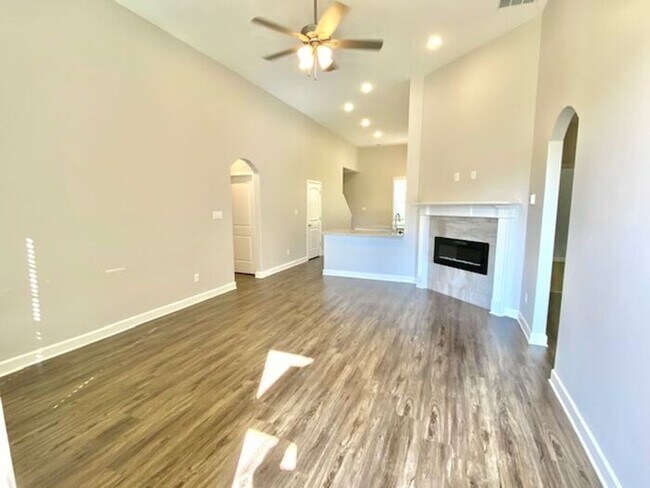 Building Photo - Now Leasing 5 Bedroom 3 Bath Home In Horn ...