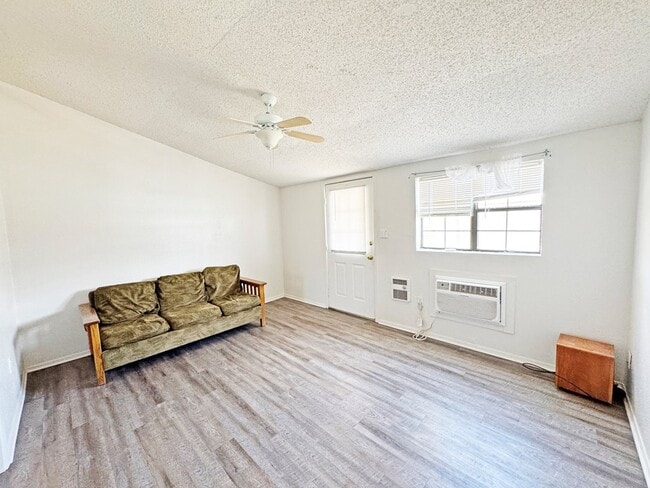 Building Photo - 408 W Holland Ave
