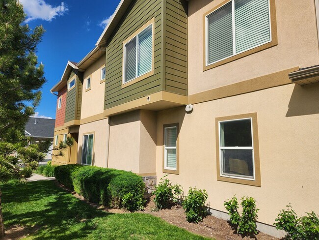 Foto del edificio - End Unit Townhome Available for Rent July 1st