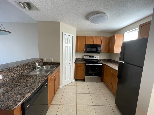 Building Photo - $300 credit !!! 3 BEDROOM 3.5 BATH STUCCO ...
