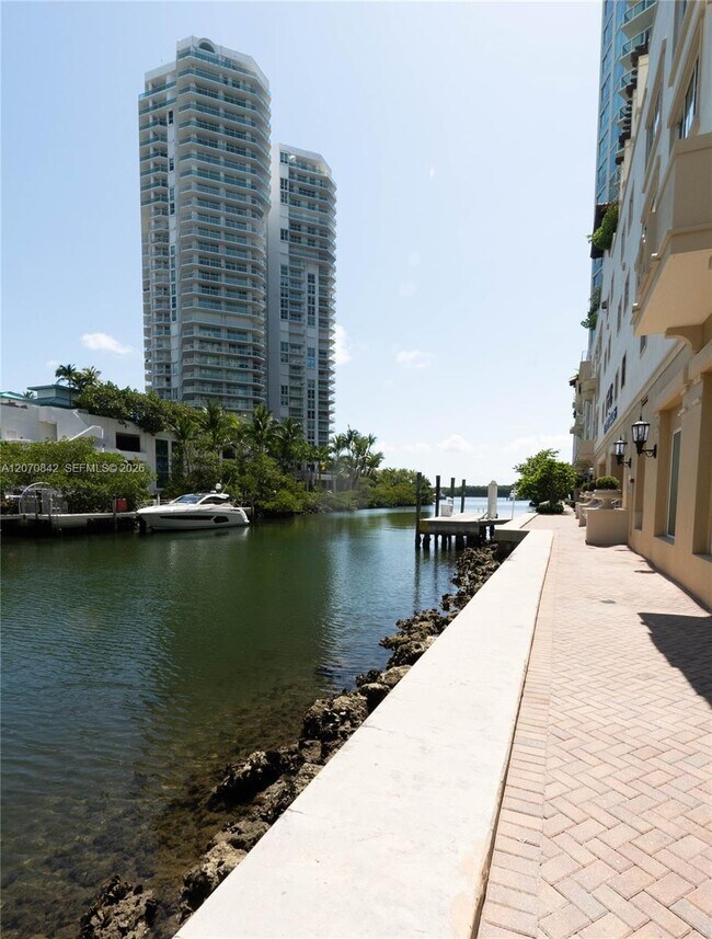 Foto del edificio - 150 Sunny Isles Blvd