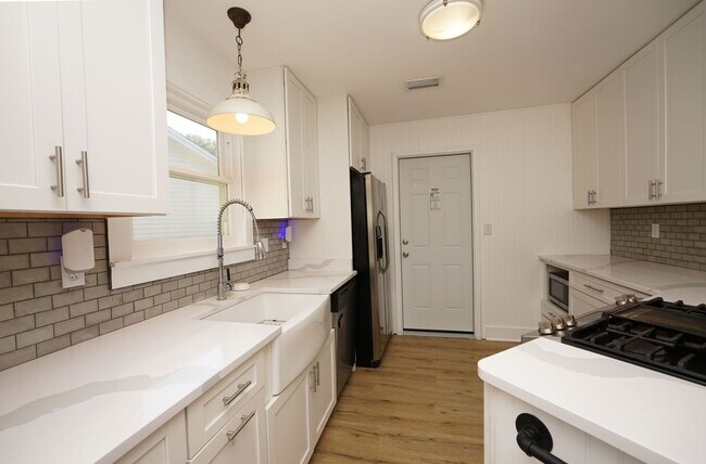 Foto del edificio - Updated Home in Bluewater with Community Pool and Close to EOD  School