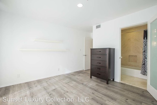 Building Photo - 4 br, 3 bath House - 545 Mt. Holyoke Avenue