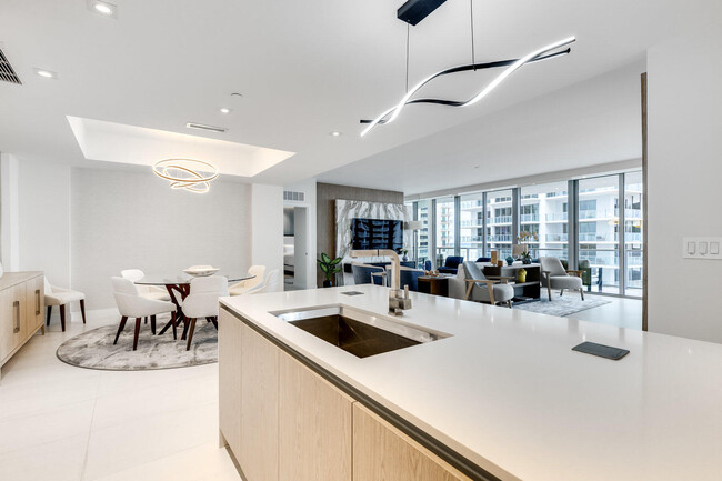 Building Photo - 3100 N Ocean Dr