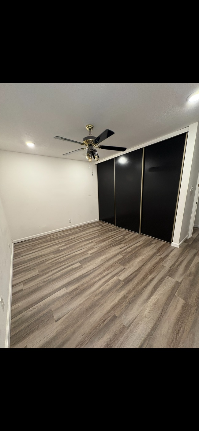 Master bedroom - 303 Roundtree Ct
