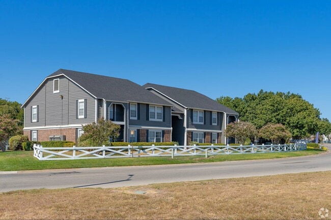Building Photo - Arbors of Burleson