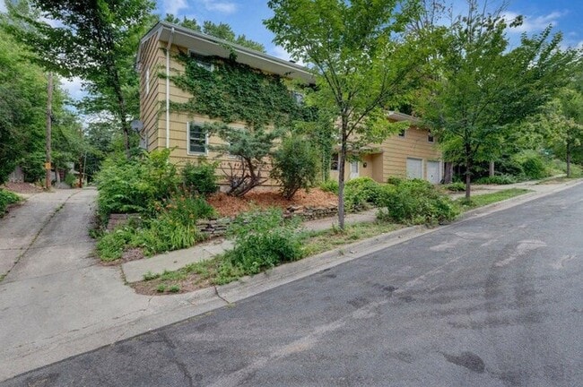 Building Photo - Huge 3 Level Side by Side Duplex with 5 Be...