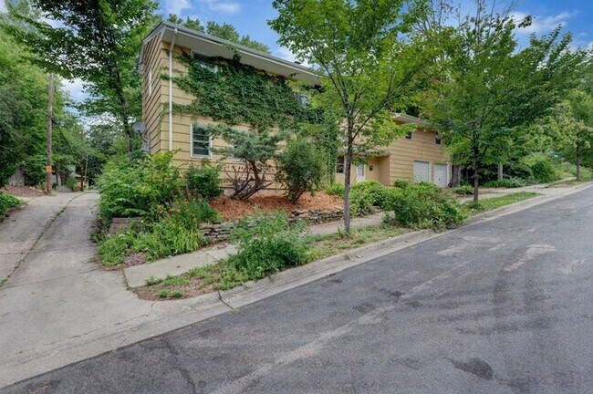 Foto del edificio - Huge 3 Level Side by Side Duplex with 5 Be...