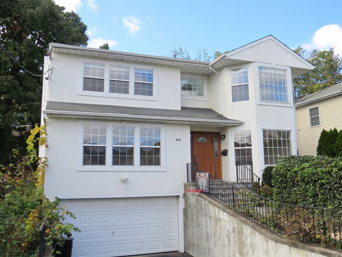 Primary Photo - Mint 4 Bedroom 3.5 Bath