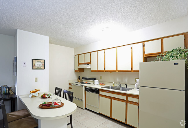 Kitchen - LeMans Apartments of Lakeland