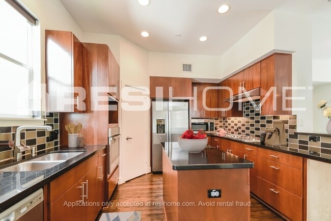 Building Photo - 5610 Schuler St