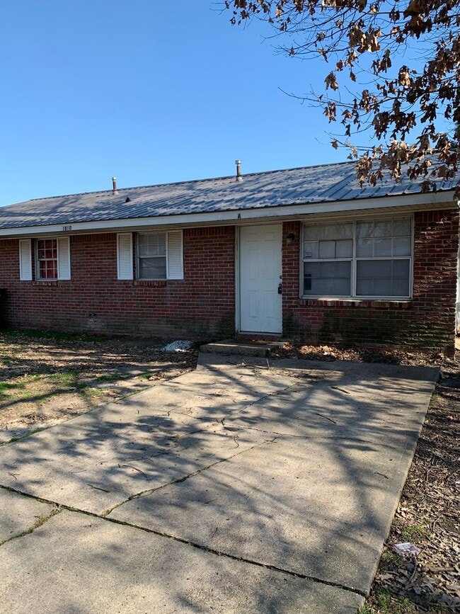 Building Photo - 1810 Fairlane- 2 Units