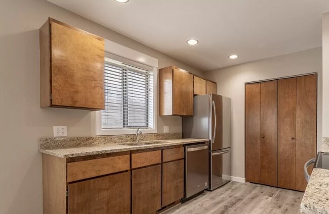 Building Photo - 992 Highline Dr