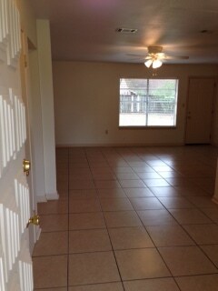 Building Photo - 423 Candlewood Dr