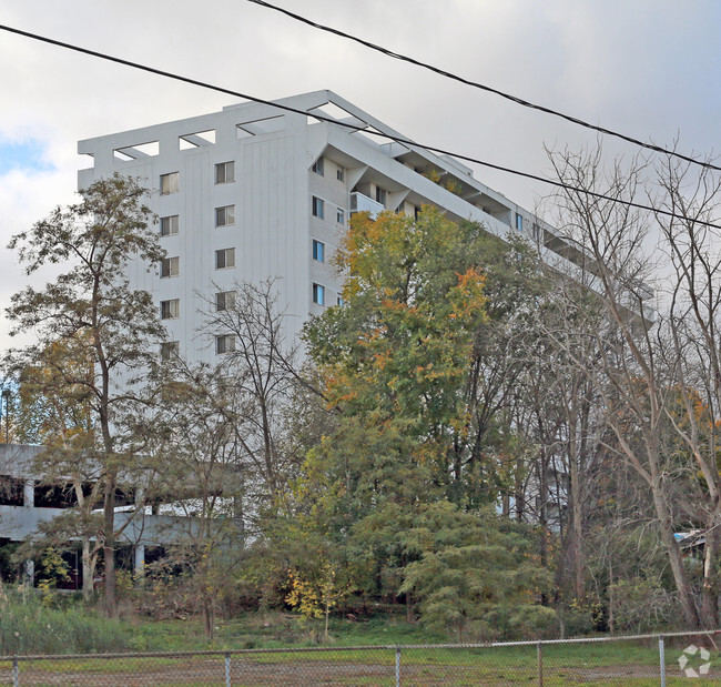 Building Photo - Emerald Tower