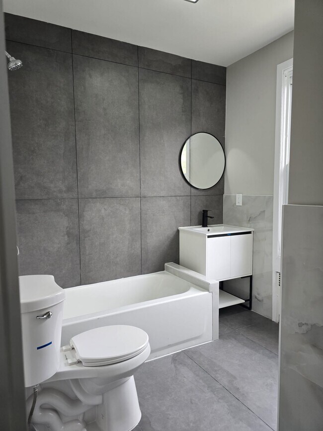 Building Photo - 212 Custer Ave