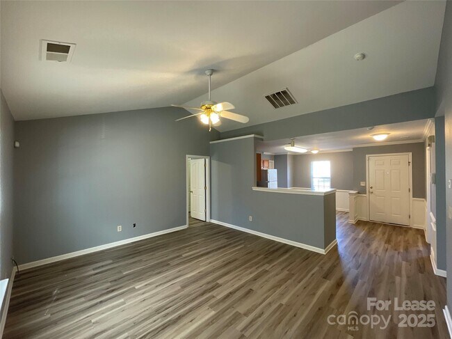 Foto del edificio - 6421 Sunman Rd