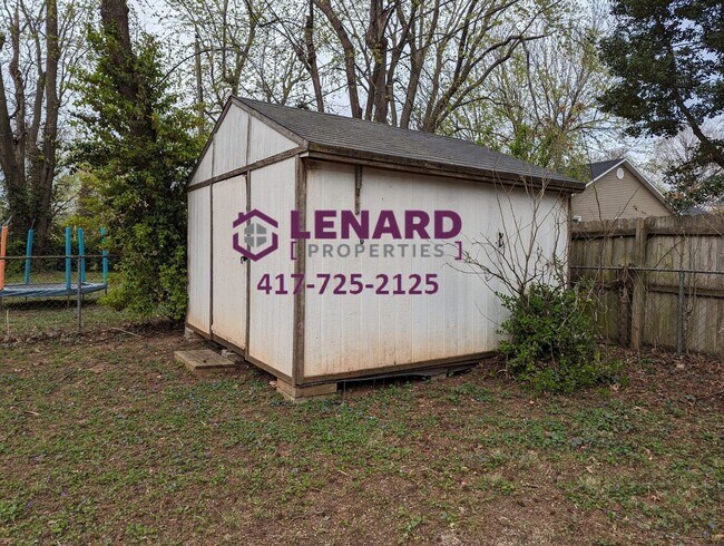 Foto del edificio - Charming 3-Bedroom Home with Fenced Yard & 2-Car Garage in Springfield