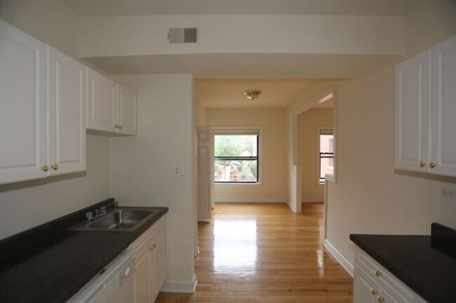 Foto del edificio - 826 W Waveland Ave
