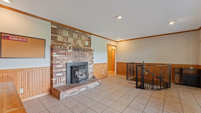 Building Photo - 5-Bedroom Cottage Near U of A
