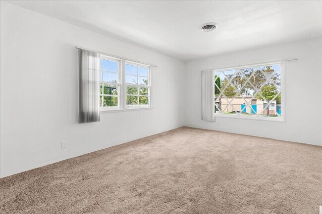 Foto del edificio - 8020 Cowan Ave
