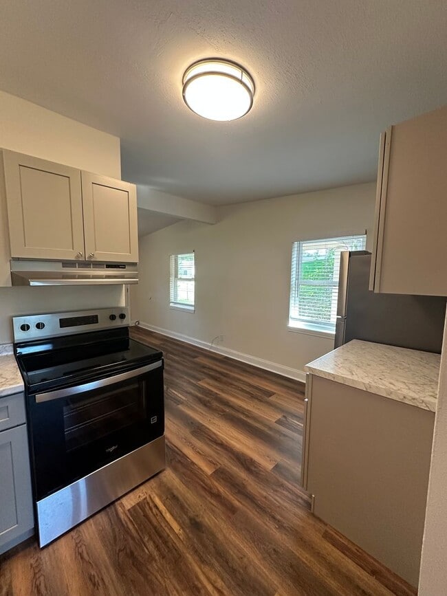 Newly remodeled 4 bedroom 2 bath Available... - Newly remodeled 4 bedroom 2 bath Available... House