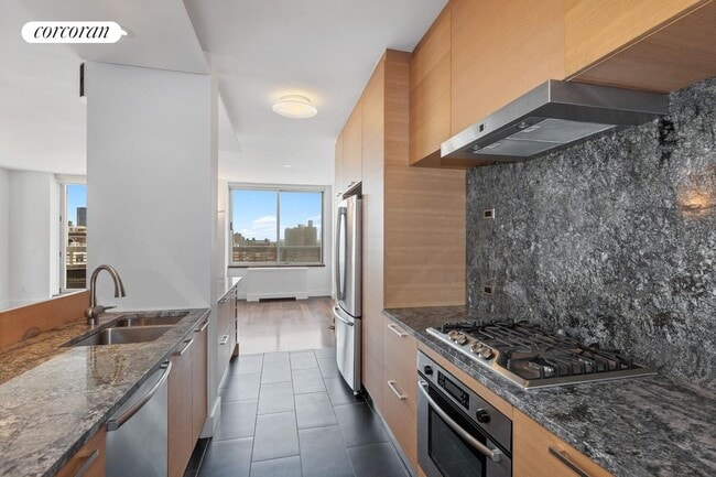 Building Photo - 170 E 87th St